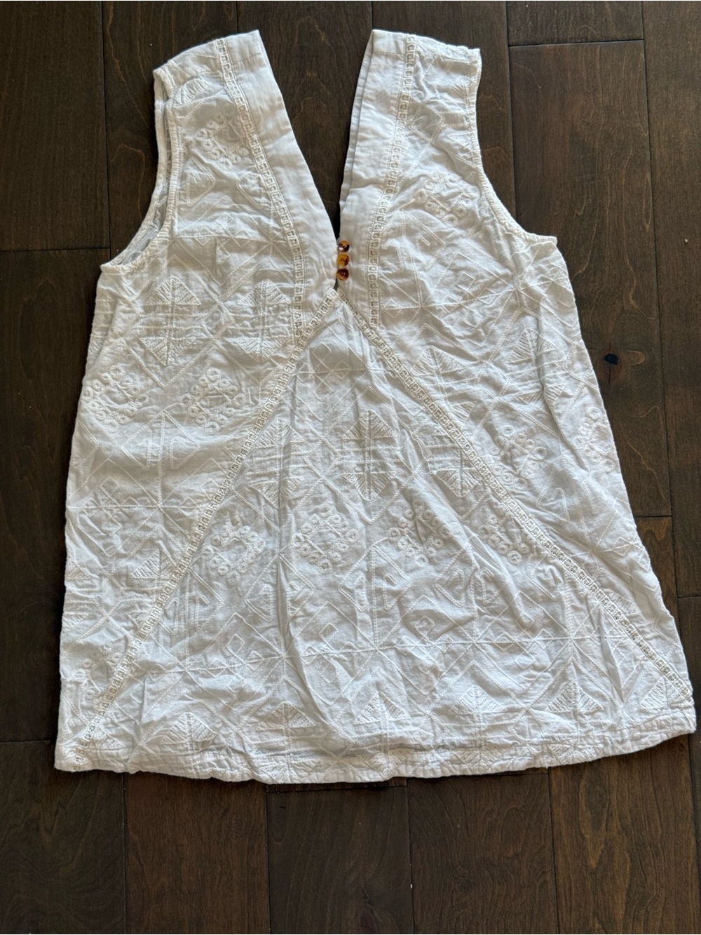 Weekend Suzanne Betro White Embroidered V-Neck Sleeveless Tank